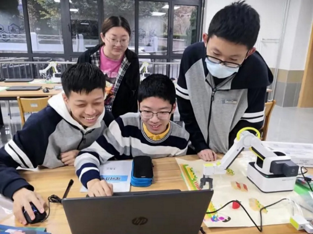 青島聯(lián)合騰訊智啟為學(xué)生搭建人工智能實驗室 融合AI技術(shù)、編程工具和機械臂