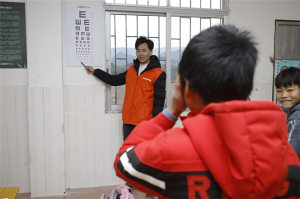 2021年首盞公益燈！三雄極光點(diǎn)亮求學(xué)夢