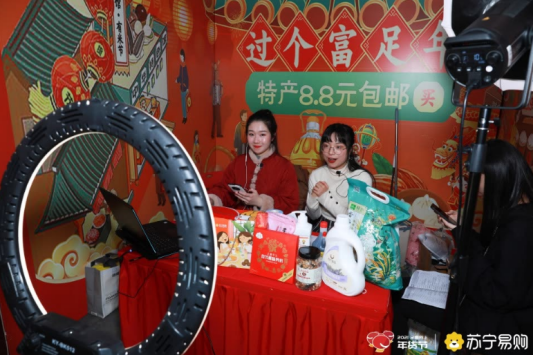 零售云店主自制暖心告示牌，要幫老人免費(fèi)貼春聯(lián)！
