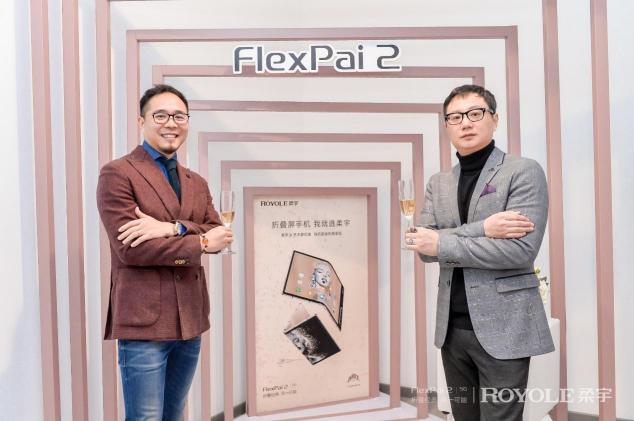 第一部成為藝術品的折疊屏手機：鄒操x柔宇聯(lián)名款FlexPai 2金色尊享版