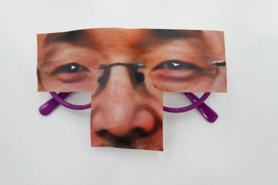 干擾圖案打印出來(lái)后貼在鏡框上，圖源：采訪(fǎng)對(duì)象提供