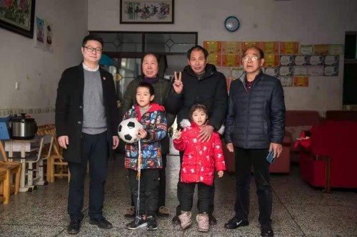 為村民拍攝“第一張”全家福，聯(lián)想公益志愿者蘇萌的這個(gè)假期很特別