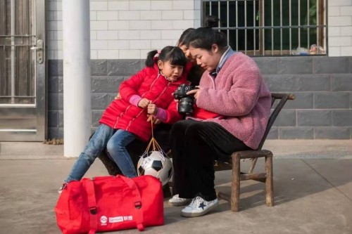 為村民拍攝“第一張”全家福，聯(lián)想公益志愿者蘇萌的這個(gè)假期很特別