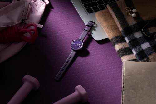 ?GARMIN LILY：方寸之間的德才兼?zhèn)?/></p><p>Lily豐富的設計造型背后,是Garmin對女性由內而外自然美的欣賞與支持。精致的Lily如時尚配飾般百搭,不僅能融入日常穿搭,更體現著對待生活的態(tài)度與巧思。</p><p><strong>全面監(jiān)測,芯中有數</strong></p><p>對于外觀簡約優(yōu)雅的追求并沒有讓Garmin舍棄對功能的訴求。事實上,Lily完美闡釋了Garmin對于美學與功能的信念。針對女性消費者不同的生活場景,Lily都能幫助監(jiān)測各項指標,讓佩戴者對自己的狀態(tài)了如指掌,心中有數,從容面對每一天。</p><p>對于辦公室白領而言,長期伏案工作對身體的消耗其實遠比想象中大。而在生活中,并非人人都已經養(yǎng)成健身的習慣。Lily的心率監(jiān)測、呼吸監(jiān)測、異常提醒、補水提醒就能很好地彌補我們對自身的忽視。值得一提的是,Lily還搭載了Pulse Ox脈搏血氧感測功能和壓力監(jiān)測,并將各項數據指標經過Garmin特有的算法過濾后,以身體電量的形式簡潔明了地呈現出來。</p><p align=