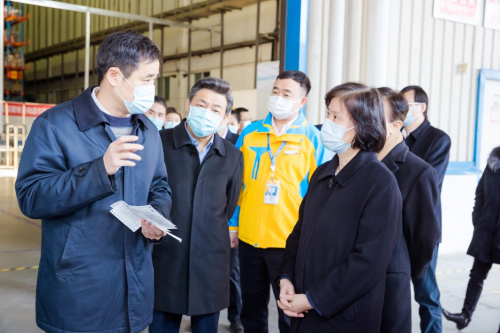 全國(guó)人大常委會(huì)調(diào)研組參觀調(diào)研北京蘇寧快遞包裝綠色轉(zhuǎn)型