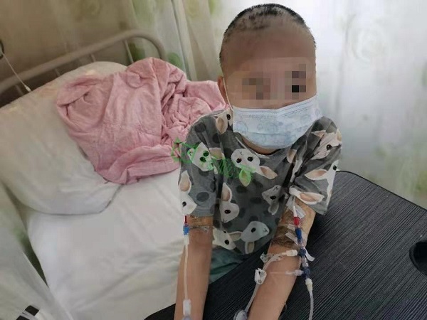 單親媽媽勇救白血病女兒，醫(yī)療費告急求助輕松籌后獲眾人幫扶