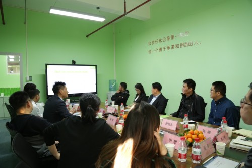 中國中小企業(yè)協(xié)會會長李子彬一行蒞臨酷客智能參觀指導