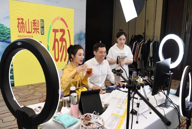 直播電商助力減貧，薇婭參與新華社紀錄片《中國減貧密碼》錄制