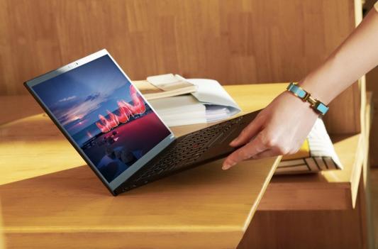 引領(lǐng)時(shí)代進(jìn)化的極致輕薄旗艦筆電，ThinkPad X1 Nano登上央視