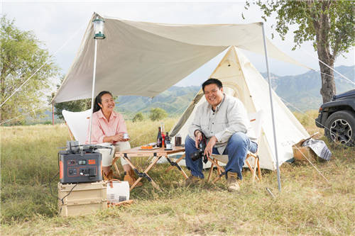 實(shí)現(xiàn)戶外旅行不間斷供電，電小二戶外電源成露營(yíng)自駕游標(biāo)配