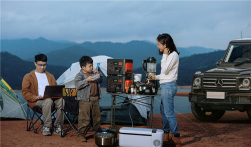 實(shí)現(xiàn)戶外旅行不間斷供電，電小二戶外電源成露營(yíng)自駕游標(biāo)配