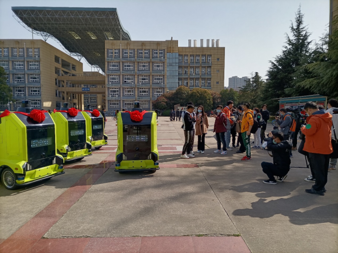 行深智能12輛無(wú)人車同時(shí)進(jìn)入武漢江漢大學(xué)開(kāi)啟校園無(wú)人配送模式