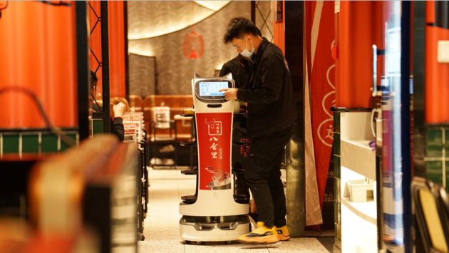 普渡機器人“入職”八合里海記火鍋店！