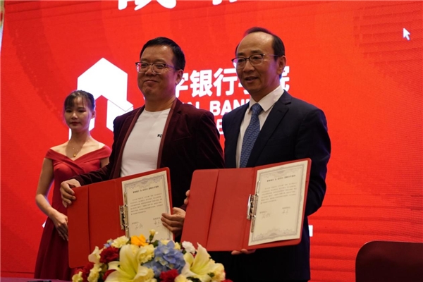 2021年銀行都在用哪些智能設(shè)備？行業(yè)力推MAXHUB智能營銷一體機(jī)