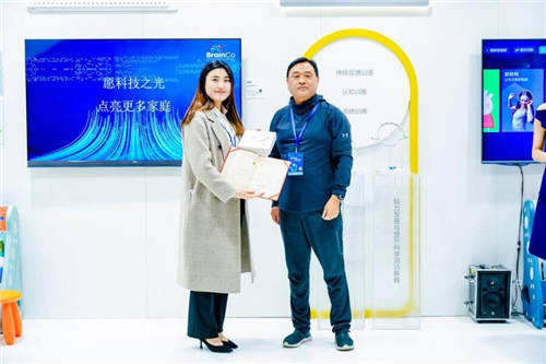 電視只能看嗎？海爾智慧屏在2021AWE現(xiàn)場能用意念拔河比賽