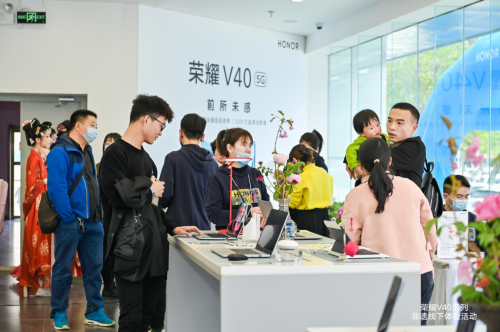 榮耀V40輕奢版聯(lián)手非遺傳承人，弘揚(yáng)和傳承非遺傳統(tǒng)文化