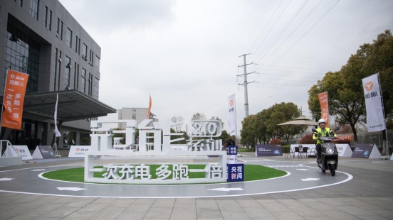 行業(yè)首家！撒貝寧助陣雅迪冠能2.0系列發(fā)布會，央視全程直播！