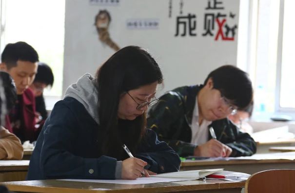 35歲成為高齡人群？智聯(lián)招聘：高齡求職者面臨長(zhǎng)期失業(yè)風(fēng)險(xiǎn)