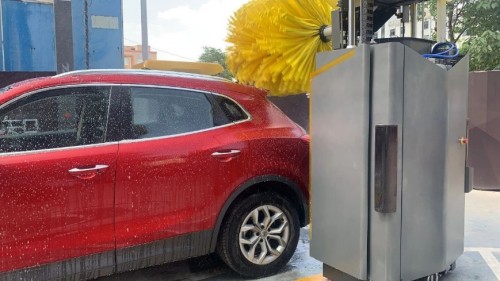 汽車(chē)超人杭州店投放智能洗車(chē)機(jī)器人，為消費(fèi)者帶來(lái)全新服務(wù)體驗(yàn)