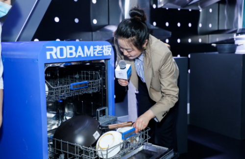 2021AWE老板電器發(fā)布強(qiáng)力洗洗碗機(jī)，號召全民“不做洗鍋人”