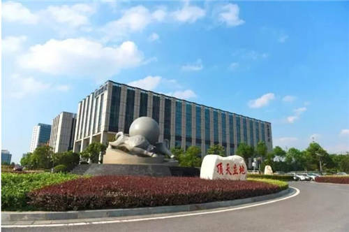 科大訊飛：2020年凈利潤同比增長66.48%，千億營收目標或?qū)⒂型?/></p><p>同時在教育、醫(yī)療等重點賽道，源頭技術(shù)驅(qū)動的應用示范驗證持續(xù)顯現(xiàn)，核心業(yè)務得到健康發(fā)展。報告期內(nèi)，形成了更多“能用統(tǒng)計結(jié)果證明應用成效”的實際案例，為報告期及未來幾年產(chǎn)品的規(guī)?；茝V、人均效能的持續(xù)提升打下了扎實基礎(chǔ)。</p><p>在教育領(lǐng)域，科大訊飛擁有16年的應用經(jīng)驗與積累，與教育部考試中心簽署戰(zhàn)略合作協(xié)議，共建聯(lián)合實驗室，推動教考智能化，連續(xù)多年為全國中高考及四級考試提供語音評測技術(shù)和手寫作文批改評分技術(shù)。尤其在英語學習領(lǐng)域, 2020年科大訊訊飛依托領(lǐng)先的智能語音評測與人工智能技術(shù)，與雅思官方共同進行A.I.口語練習相關(guān)項目的合作。截止目前，科大訊飛“教學考評管”全場景的智慧教育產(chǎn)品體系，已在全國31個省級行政單位35000多所學校中應用。</p><p>華西證券認為，監(jiān)管紅利下，專注服務校園教育的<a href=