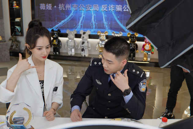 薇婭又獲新身份！被杭州警方授予“杭州市反詐騙宣傳大使”
