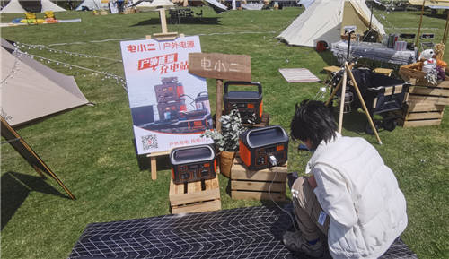 萬千寵愛，戶外大咖們?yōu)楹螌﹄娦《敉怆娫慈绱似珢郏?/></p><p><strong>大咖 推薦 ， 戶外電源帶來戶外娛樂新技能</strong></p><p>露營現(xiàn)場不乏有朱偉強、楊天祥等擁有全網(wǎng)數(shù)百萬粉絲的戶外玩家，他們不僅是忠實的戶外愛好者，也是專業(yè)體驗者?，F(xiàn)場的各種電器、露營設備，都因為有電小二的存在，而變得肆無忌憚的輕奢起來，作為整個露營現(xiàn)場“出鏡”頻率超高的產(chǎn)品，電小二戶外電源一開始就獲得了到場大咖們的強力關注。</p><p align=