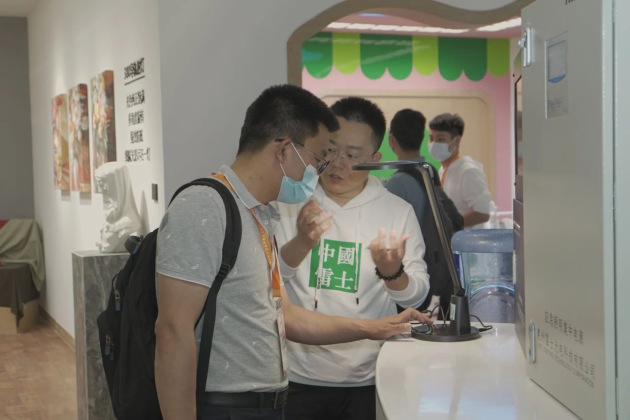 雷士照明攜“智慧校園”亮相教育裝備展，守護(hù)青少年光健康未來