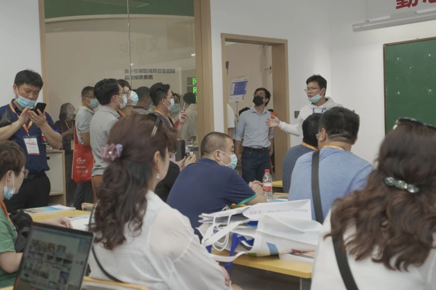 雷士照明攜“智慧校園”亮相教育裝備展，守護(hù)青少年光健康未來