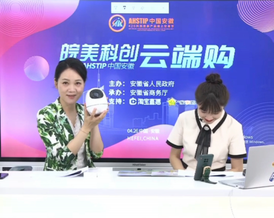 亮相國(guó)字號(hào)盛會(huì)，阿爾法蛋詞典筆讓周群消解“老母親的心酸”