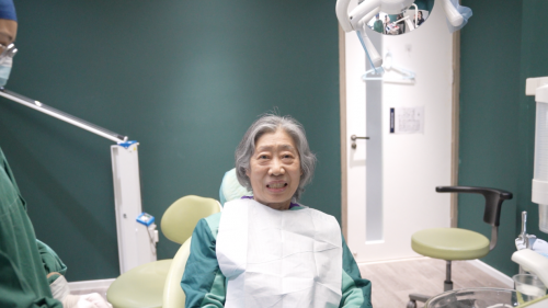 為笑容加冕，72歲阿姨今順利摘掉牙套