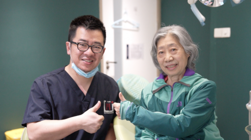 為笑容加冕，72歲阿姨今順利摘掉牙套