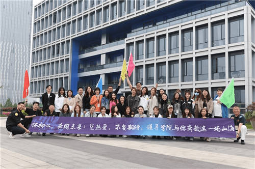 謙尋榮獲2021淘寶直播盛典26項(xiàng)大獎(jiǎng)，薇婭攜團(tuán)隊(duì)驚艷亮相紅毯