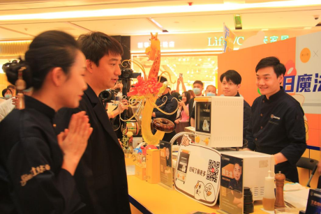 美的x小劉鴨聯(lián)名烤箱新品首發(fā)，呆萌出圈線下烘烤大顯身手
