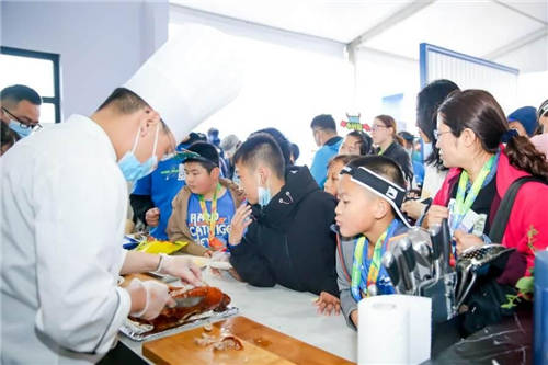 既是終點也是“家”！青島馬拉松首個跑者之家開啟智慧新體驗