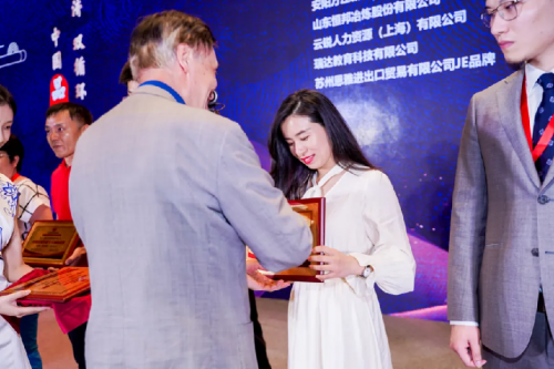 真人力出席2021中國品牌博鰲峰會，創(chuàng)始人CEO曾麗曉接受CCTV專訪
