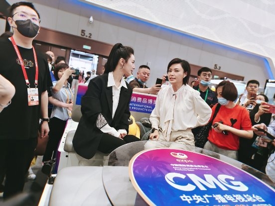 薇婭在直播間“上新”消博精品！31款海內(nèi)外好物引導成交6800萬元