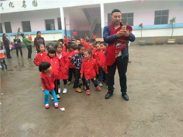 從“乞丐校長(zhǎng)”到頭條好心人，王龍羽給了留守兒童第二個(gè)“家”