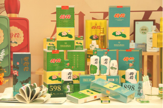 貴州荷花酒品牌魅力再次綻放，攜手凱迪拉克打造跨界合作經(jīng)典