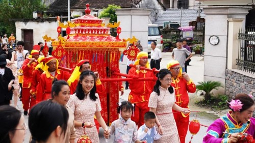 抖音非遺大師為女兒準備嫁妝，婚禮上的寶貝價值連城