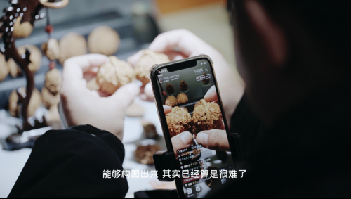 年銷百萬(wàn)！他在微拍堂靠核雕手藝逆轉(zhuǎn)人生