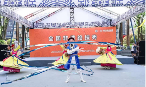 苗族蠟染名不虛傳，中國(guó)丹寨非遺周展現(xiàn)瑰寶級(jí)的傳統(tǒng)手藝