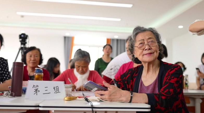 數(shù)字時代一個都不能少，京東長輩專屬客服團(tuán)隊走進(jìn)成都老年大學(xué)