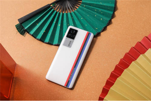 618首銷獲得雙冠軍，iQOO Neo5的強(qiáng)悍實(shí)力備受關(guān)注