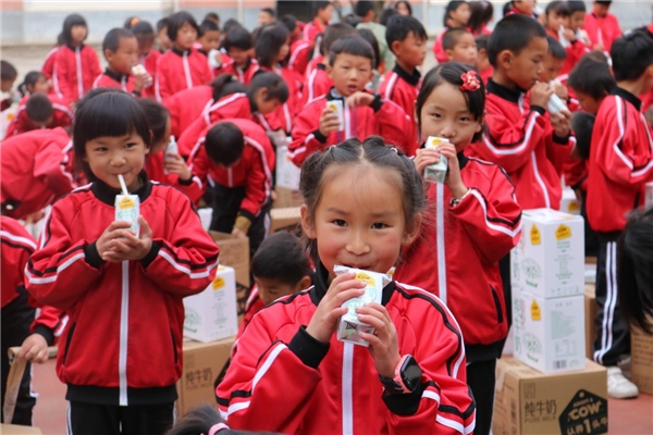 暖心！薇婭為希望小學(xué)的孩子們送上“六一”兒童節(jié)大禮包