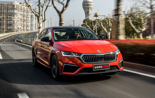 15萬(wàn)左右的緊湊型車，斯柯達(dá)明銳pro和日產(chǎn)軒逸2021款哪個(gè)好？