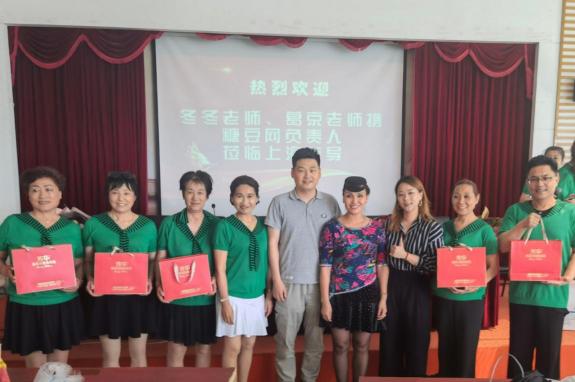 芳華老年潤膚乳贊助上海市冬冬水兵舞義演 點贊銀齡風(fēng)采