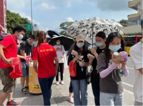 廣藥集團(tuán)李楚源：一行在防疫一線慰問，為抗疫群眾送上高溫關(guān)懷