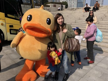 B.Duck小黃鴨主題獻(xiàn)血車在路上，速度上車！