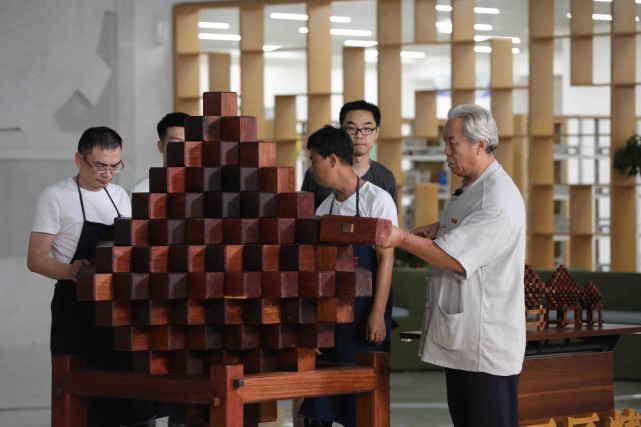 64歲中國木匠大爺打造魯班鎖，成功打破吉尼斯世界紀錄